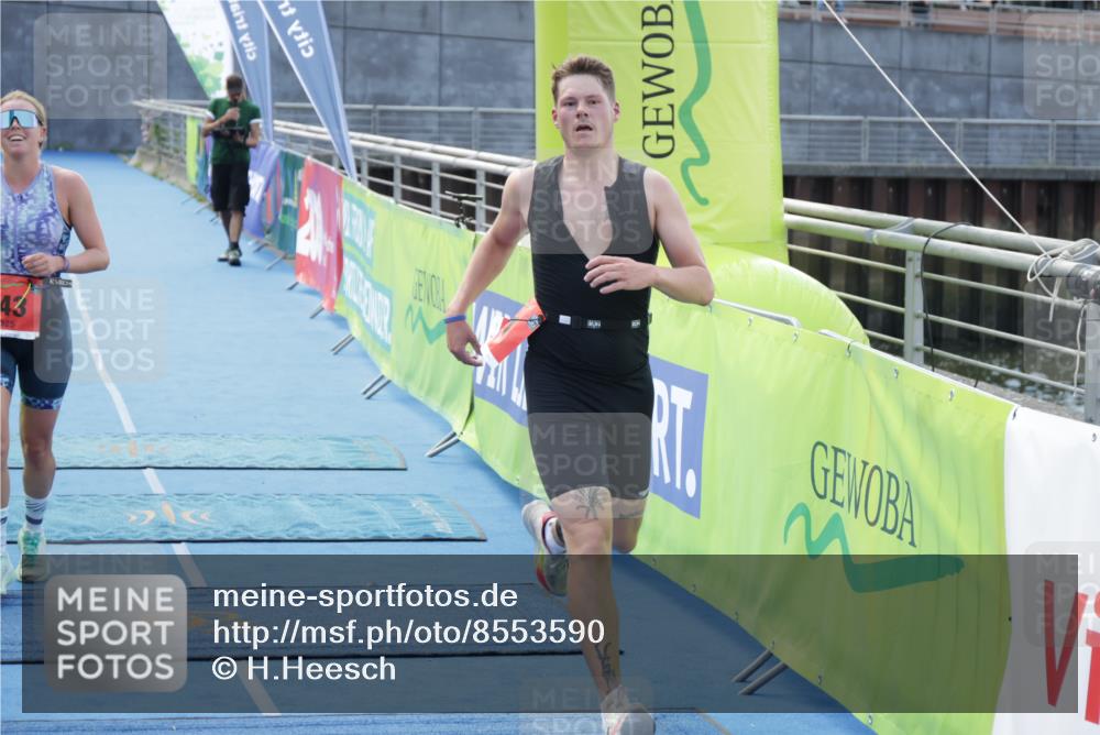10.08.2025 - GEWOBA Citytriathlon Bremen H.Heesch http://msf.ph/oto/8553590 10.08.2025 14:00:38 Ziel 641, 943 meine-sportfotos.de