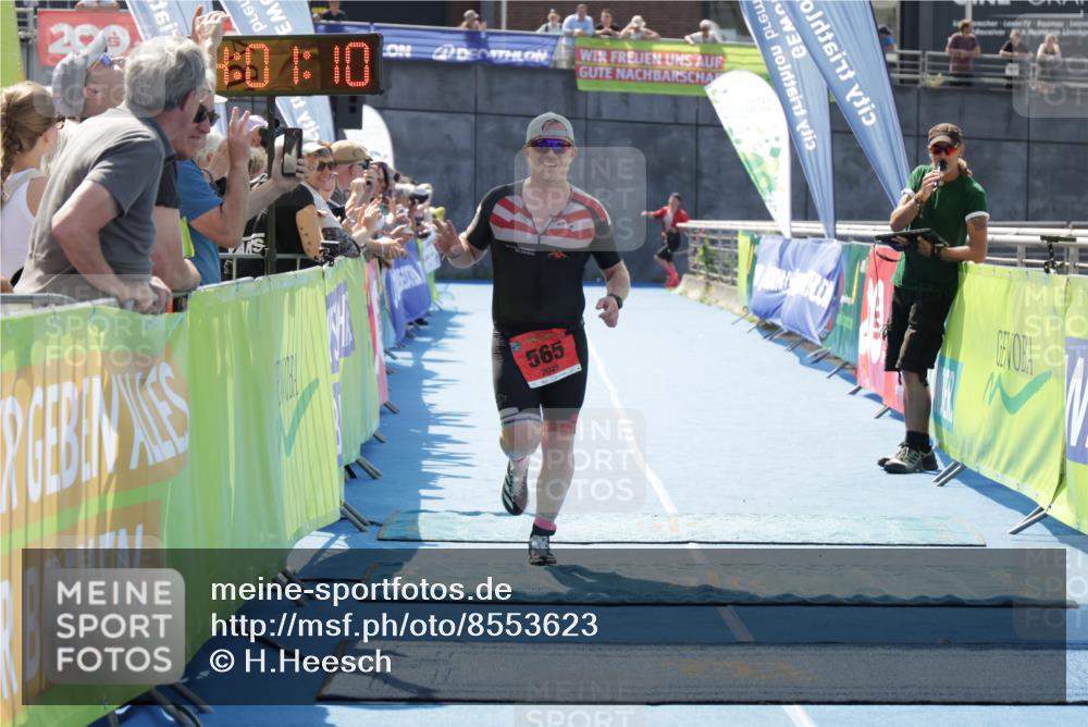10.08.2025 - GEWOBA Citytriathlon Bremen H.Heesch http://msf.ph/oto/8553623 10.08.2025 14:01:13 Ziel 565, 1026 meine-sportfotos.de
