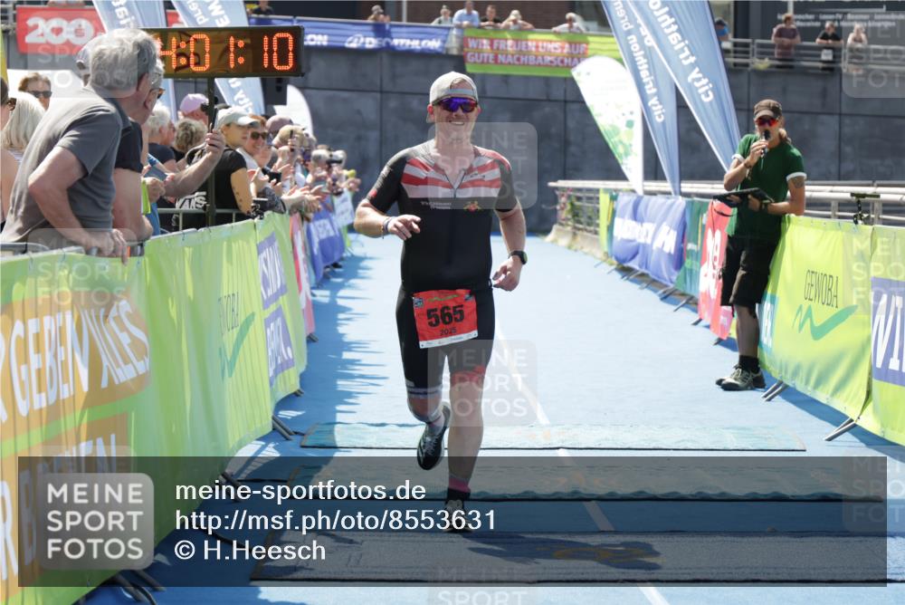 10.08.2025 - GEWOBA Citytriathlon Bremen H.Heesch http://msf.ph/oto/8553631 10.08.2025 14:01:14 Ziel 565, 1026 meine-sportfotos.de