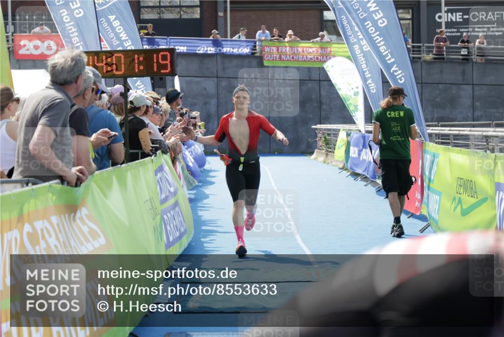 10.08.2025 - GEWOBA Citytriathlon Bremen H.Heesch http://msf.ph/oto/8553633 10.08.2025 14:01:23 Ziel 565, 574 meine-sportfotos.de