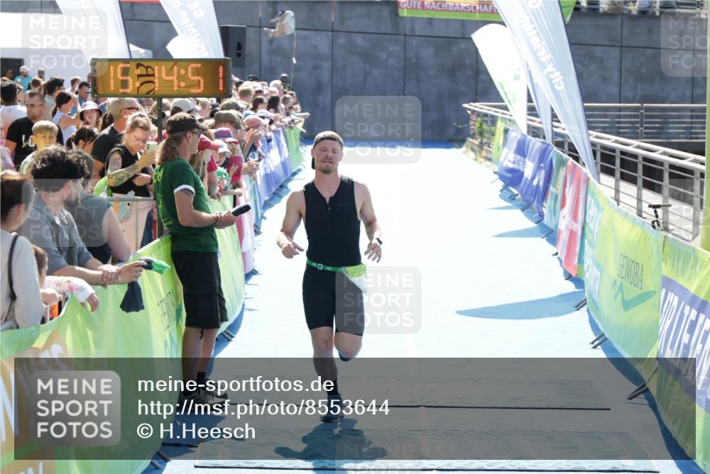 10.08.2025 - GEWOBA Citytriathlon Bremen H.Heesch http://msf.ph/oto/8553644 10.08.2025 15:14:55 Ziel 48 meine-sportfotos.de