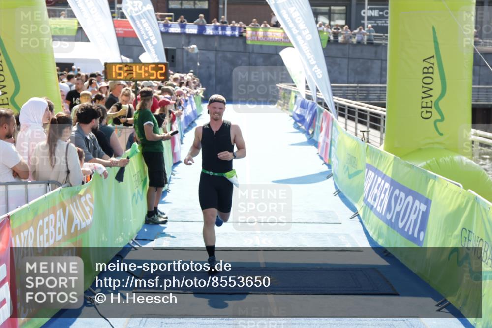10.08.2025 - GEWOBA Citytriathlon Bremen H.Heesch http://msf.ph/oto/8553650 10.08.2025 15:14:56 Ziel 48 meine-sportfotos.de