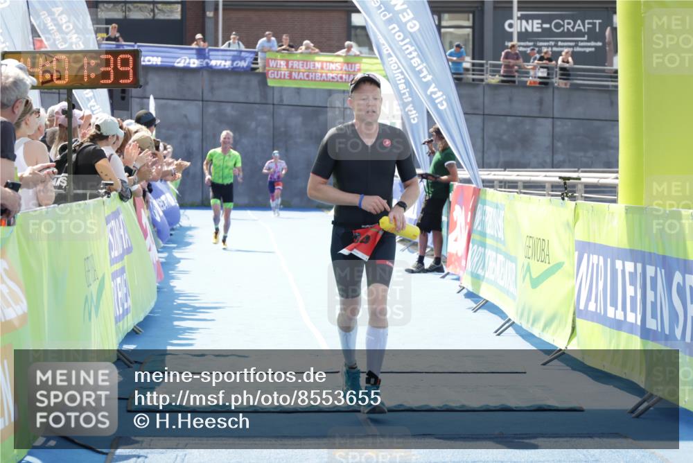 10.08.2025 - GEWOBA Citytriathlon Bremen H.Heesch http://msf.ph/oto/8553655 10.08.2025 14:01:43 Ziel 846, 889 meine-sportfotos.de