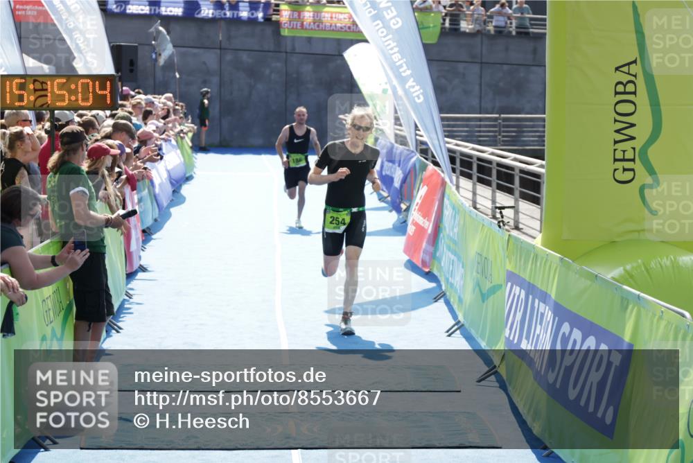 10.08.2025 - GEWOBA Citytriathlon Bremen H.Heesch http://msf.ph/oto/8553667 10.08.2025 15:15:08 Ziel 186, 254 meine-sportfotos.de