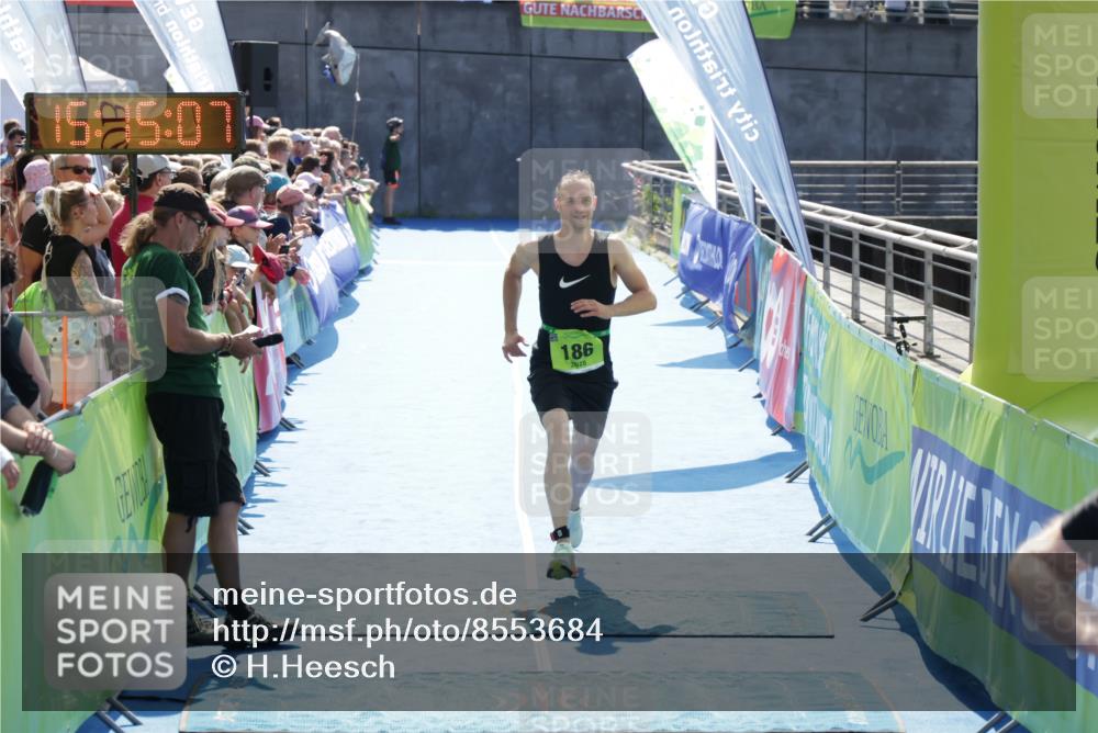 10.08.2025 - GEWOBA Citytriathlon Bremen H.Heesch http://msf.ph/oto/8553684 10.08.2025 15:15:11 Ziel 186, 254 meine-sportfotos.de