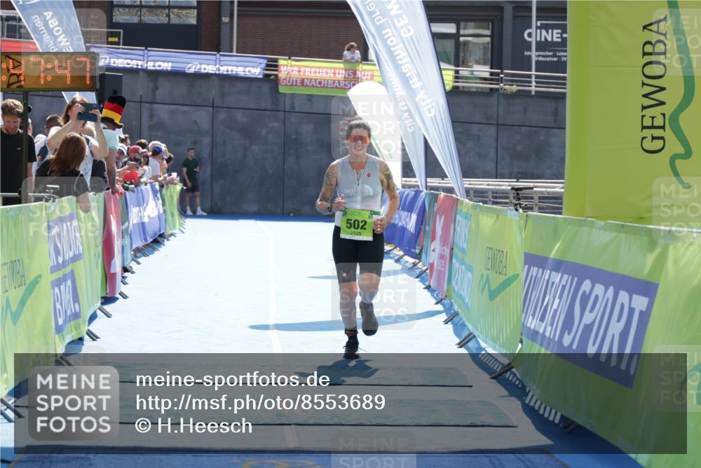 10.08.2025 - GEWOBA Citytriathlon Bremen H.Heesch http://msf.ph/oto/8553689 10.08.2025 15:47:51 Ziel 502 meine-sportfotos.de