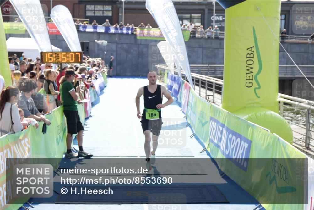 10.08.2025 - GEWOBA Citytriathlon Bremen H.Heesch http://msf.ph/oto/8553690 10.08.2025 15:15:11 Ziel 186, 254 meine-sportfotos.de