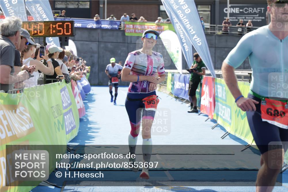 10.08.2025 - GEWOBA Citytriathlon Bremen H.Heesch http://msf.ph/oto/8553697 10.08.2025 14:01:54 Ziel 680, 889, 907, 951 meine-sportfotos.de