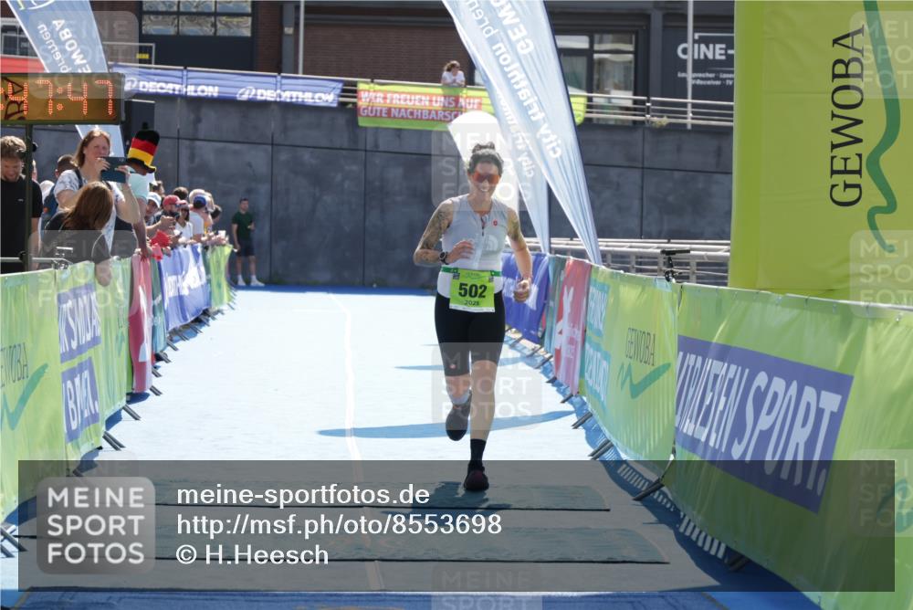 10.08.2025 - GEWOBA Citytriathlon Bremen H.Heesch http://msf.ph/oto/8553698 10.08.2025 15:47:51 Ziel 502 meine-sportfotos.de