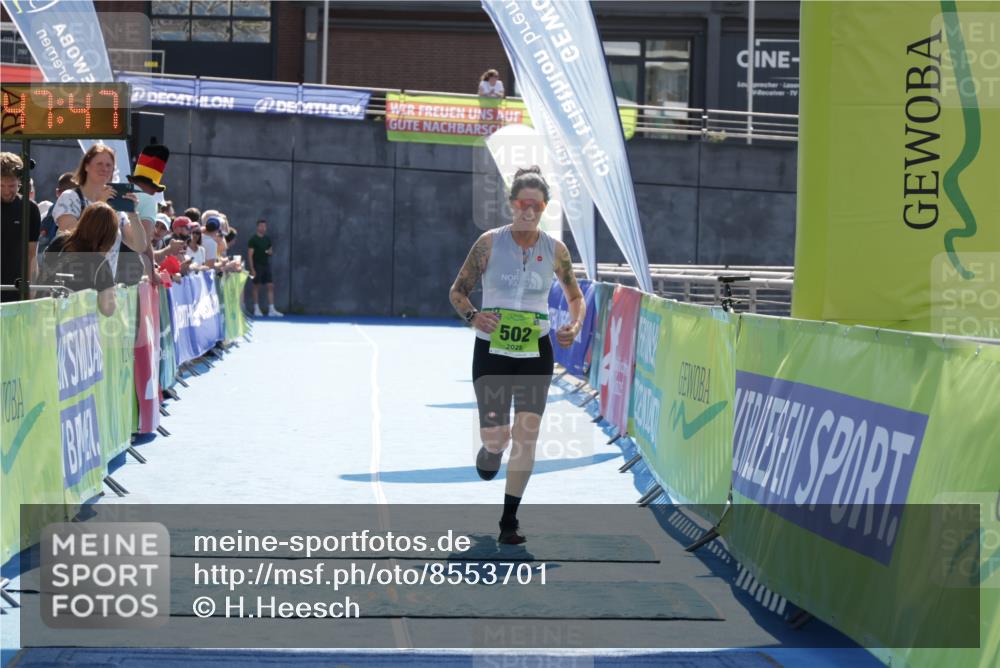 10.08.2025 - GEWOBA Citytriathlon Bremen H.Heesch http://msf.ph/oto/8553701 10.08.2025 15:47:51 Ziel 502 meine-sportfotos.de
