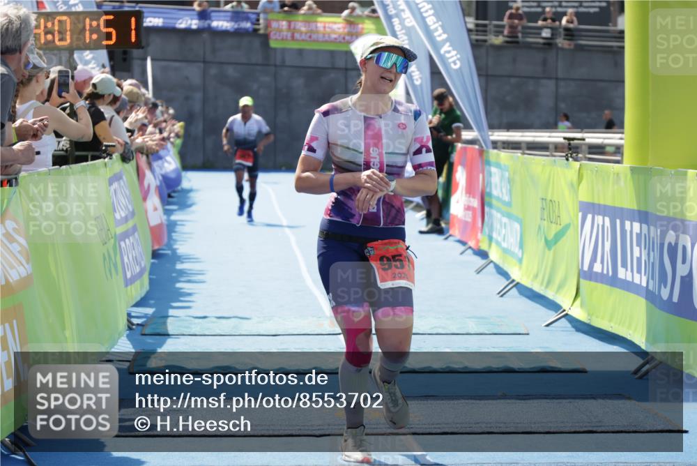 10.08.2025 - GEWOBA Citytriathlon Bremen H.Heesch http://msf.ph/oto/8553702 10.08.2025 14:01:54 Ziel 680, 889, 907, 951 meine-sportfotos.de