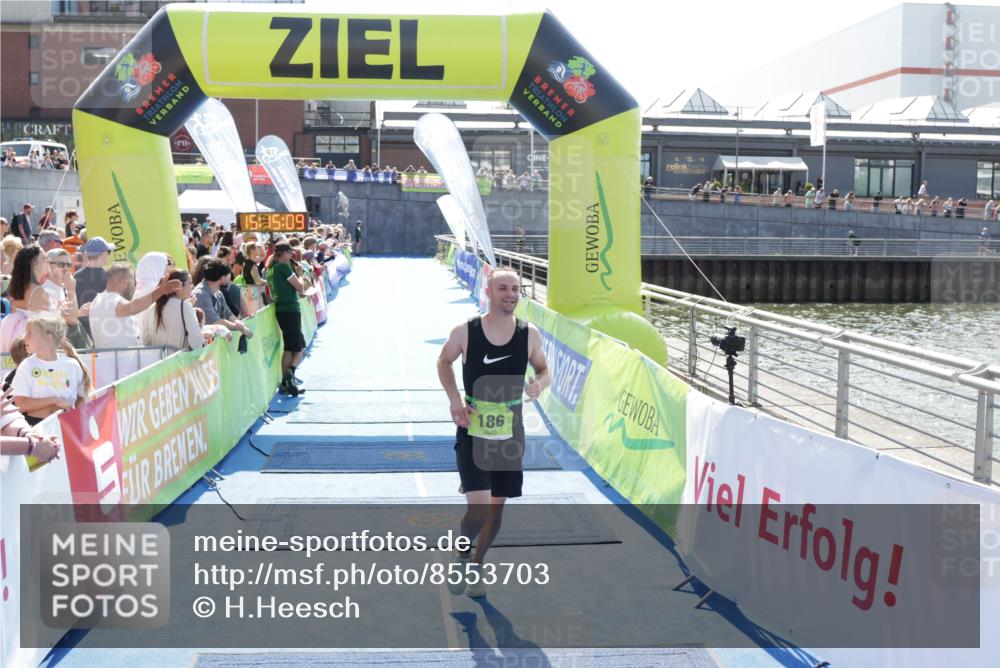 10.08.2025 - GEWOBA Citytriathlon Bremen H.Heesch http://msf.ph/oto/8553703 10.08.2025 15:15:13 Ziel 186, 254 meine-sportfotos.de
