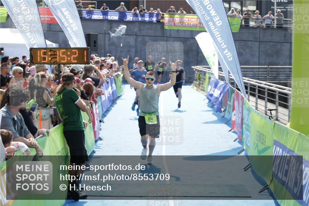 10.08.2025 - GEWOBA Citytriathlon Bremen H.Heesch http://msf.ph/oto/8553709 10.08.2025 15:15:25 Ziel 46, 64, 68, 217, 229 meine-sportfotos.de