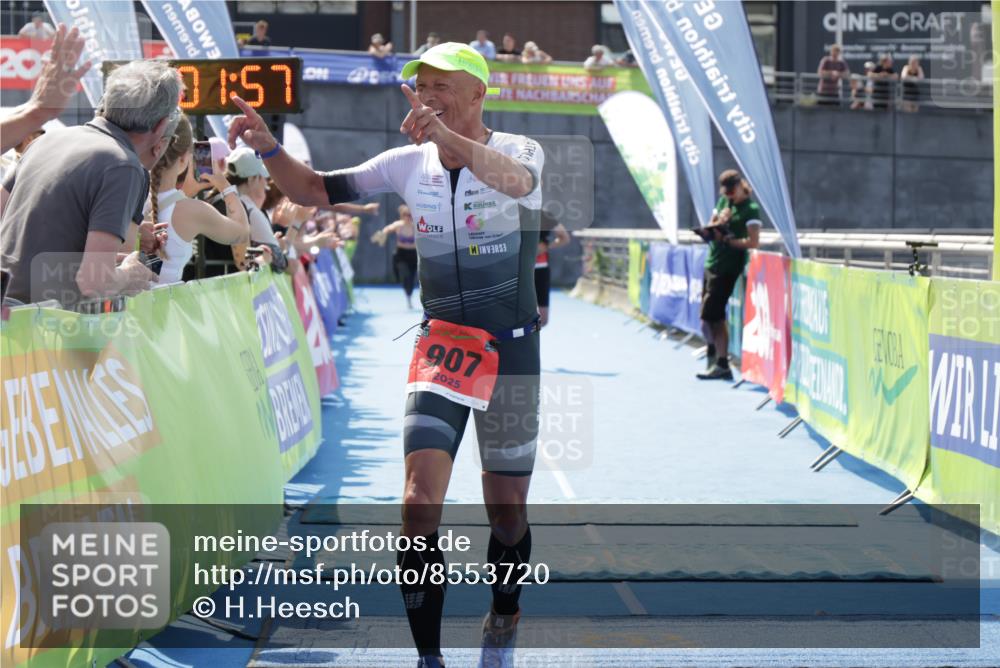 10.08.2025 - GEWOBA Citytriathlon Bremen H.Heesch http://msf.ph/oto/8553720 10.08.2025 14:02:00 Ziel 661, 680, 907, 951 meine-sportfotos.de