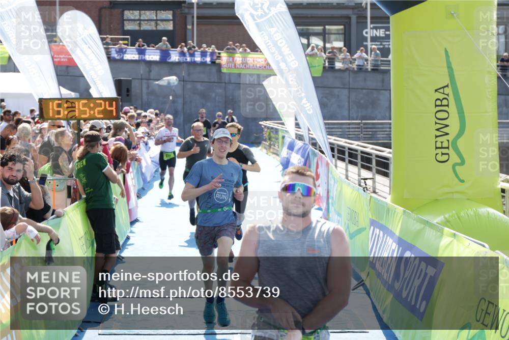 10.08.2025 - GEWOBA Citytriathlon Bremen H.Heesch http://msf.ph/oto/8553739 10.08.2025 15:15:28 Ziel 46, 64, 68, 136, 217, 229 meine-sportfotos.de
