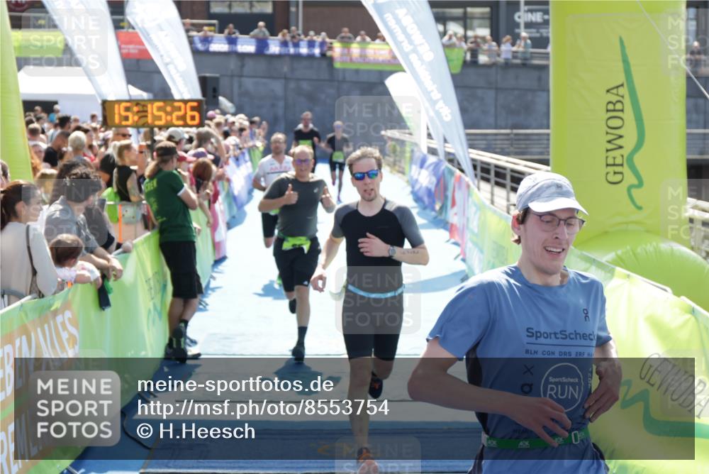 10.08.2025 - GEWOBA Citytriathlon Bremen H.Heesch http://msf.ph/oto/8553754 10.08.2025 15:15:29 Ziel 46, 64, 68, 136, 217, 229, 427 meine-sportfotos.de