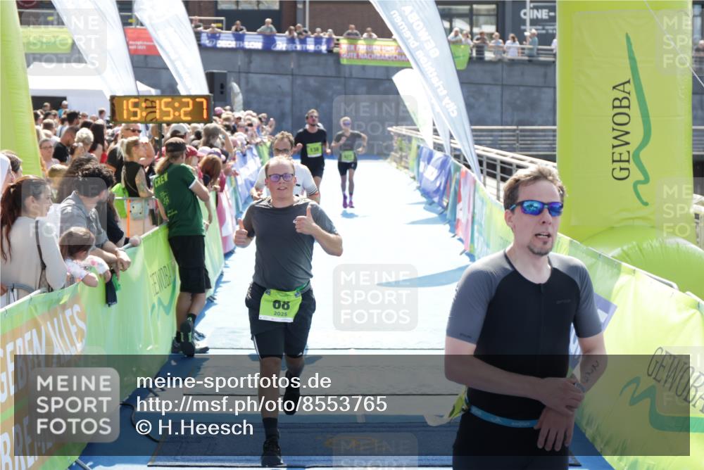 10.08.2025 - GEWOBA Citytriathlon Bremen H.Heesch http://msf.ph/oto/8553765 10.08.2025 15:15:31 Ziel 46, 64, 68, 136, 217, 229, 427 meine-sportfotos.de