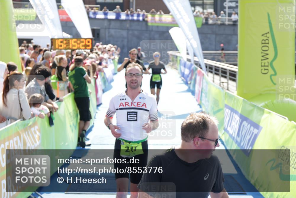 10.08.2025 - GEWOBA Citytriathlon Bremen H.Heesch http://msf.ph/oto/8553776 10.08.2025 15:15:33 Ziel 46, 64, 68, 136, 217, 229, 427 meine-sportfotos.de