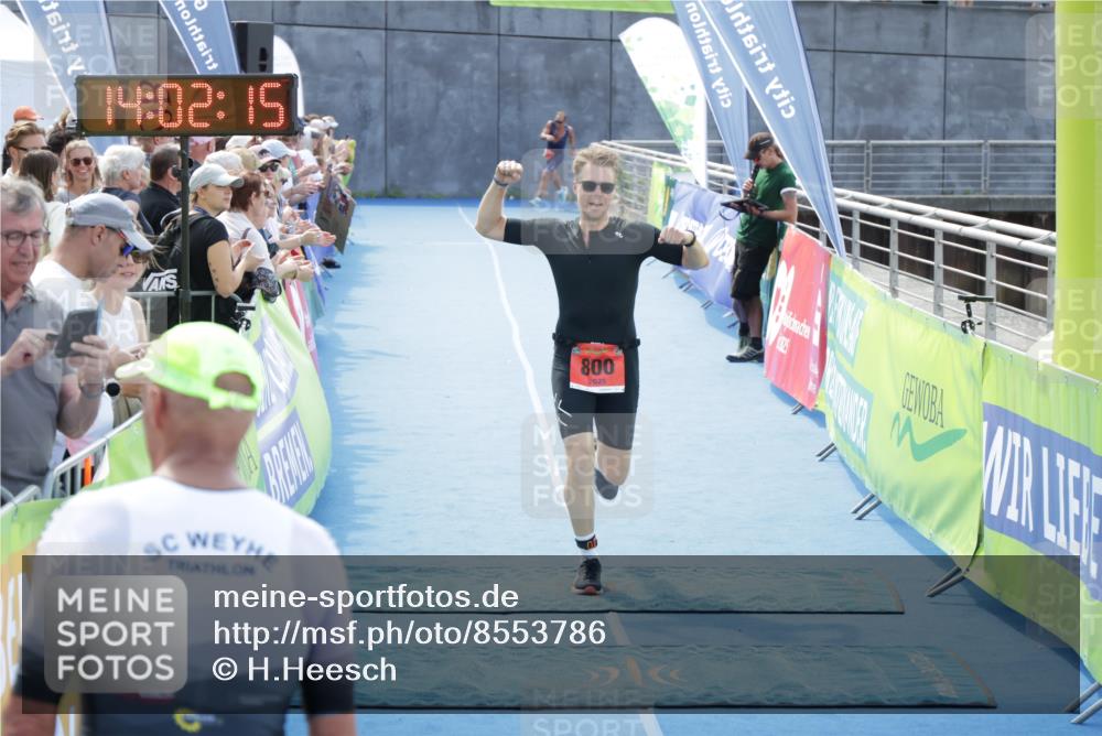 10.08.2025 - GEWOBA Citytriathlon Bremen H.Heesch http://msf.ph/oto/8553786 10.08.2025 14:02:18 Ziel 800 meine-sportfotos.de