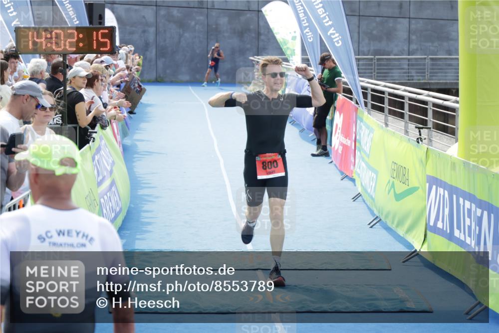 10.08.2025 - GEWOBA Citytriathlon Bremen H.Heesch http://msf.ph/oto/8553789 10.08.2025 14:02:19 Ziel 800 meine-sportfotos.de