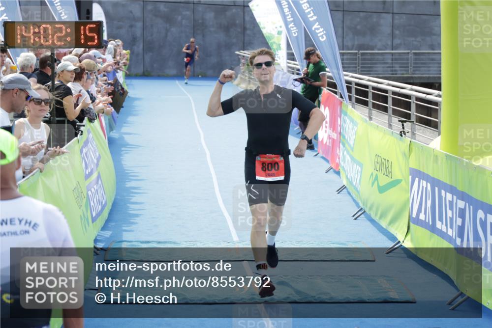 10.08.2025 - GEWOBA Citytriathlon Bremen H.Heesch http://msf.ph/oto/8553792 10.08.2025 14:02:19 Ziel 800 meine-sportfotos.de