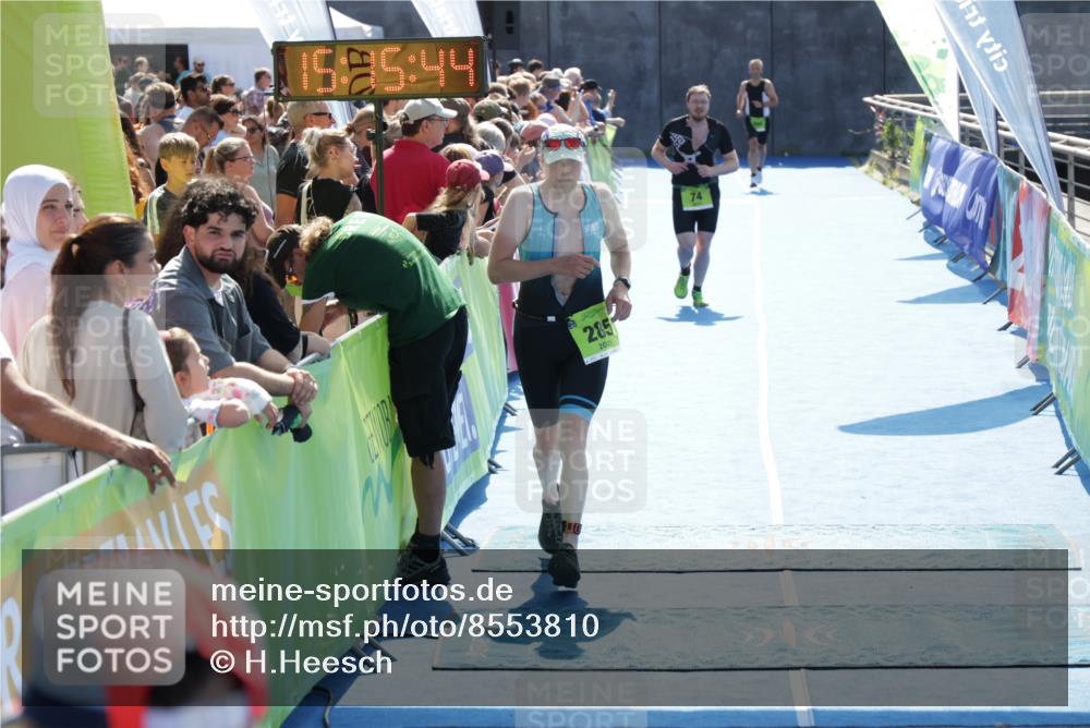 10.08.2025 - GEWOBA Citytriathlon Bremen H.Heesch http://msf.ph/oto/8553810 10.08.2025 15:15:48 Ziel 43, 74, 216, 285 meine-sportfotos.de
