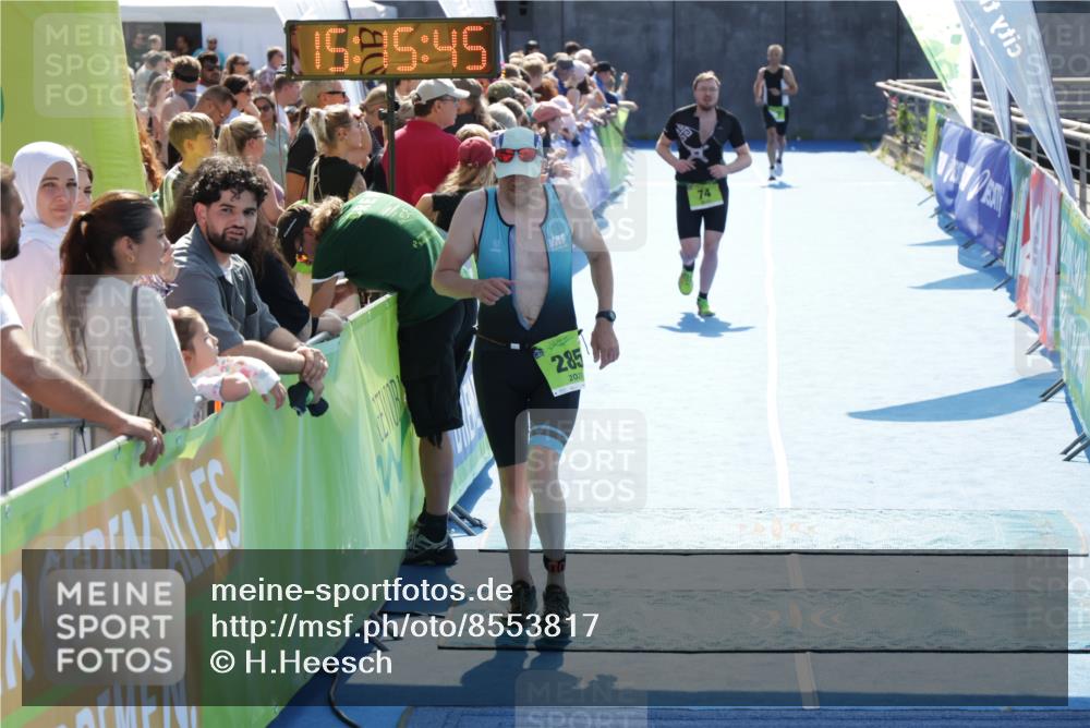 10.08.2025 - GEWOBA Citytriathlon Bremen H.Heesch http://msf.ph/oto/8553817 10.08.2025 15:15:49 Ziel 43, 74, 216, 285 meine-sportfotos.de