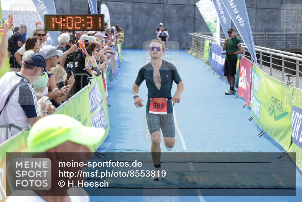 10.08.2025 - GEWOBA Citytriathlon Bremen H.Heesch http://msf.ph/oto/8553819 10.08.2025 14:02:34 Ziel 595, 873 meine-sportfotos.de
