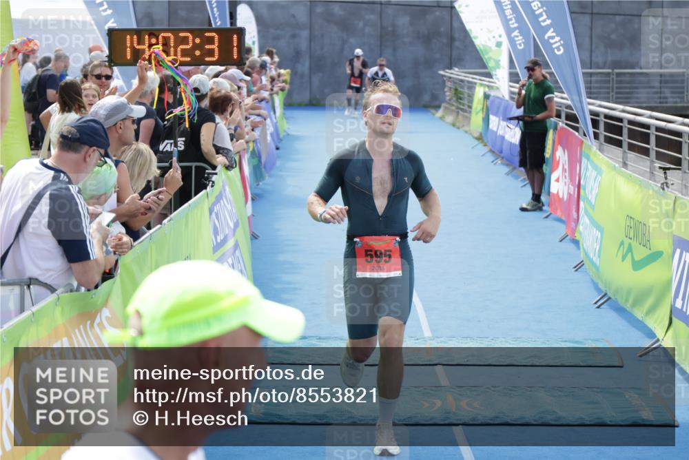 10.08.2025 - GEWOBA Citytriathlon Bremen H.Heesch http://msf.ph/oto/8553821 10.08.2025 14:02:35 Ziel 595, 873 meine-sportfotos.de