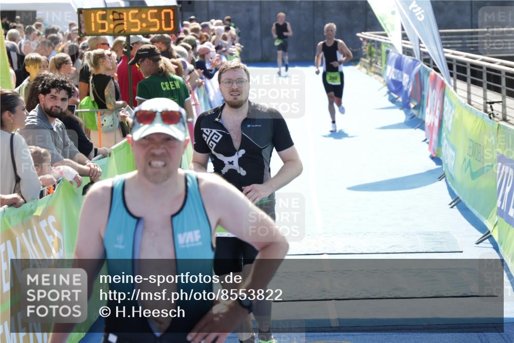 10.08.2025 - GEWOBA Citytriathlon Bremen H.Heesch http://msf.ph/oto/8553822 10.08.2025 15:15:54 Ziel 74, 285, 290 meine-sportfotos.de