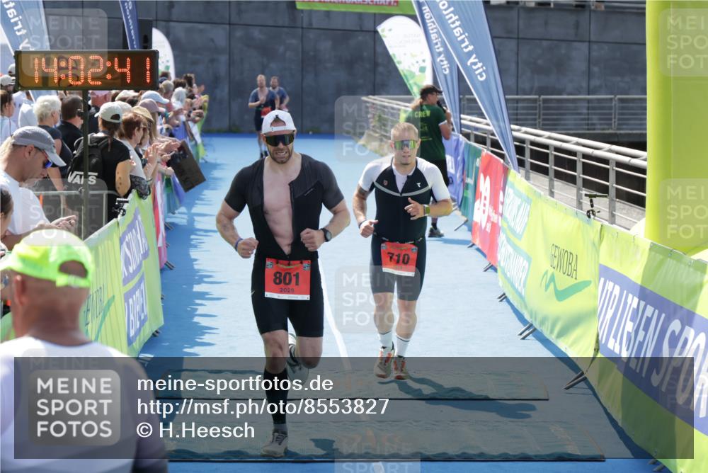 10.08.2025 - GEWOBA Citytriathlon Bremen H.Heesch http://msf.ph/oto/8553827 10.08.2025 14:02:45 Ziel 710, 801 meine-sportfotos.de