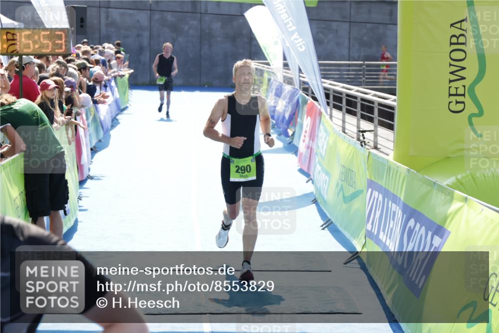 10.08.2025 - GEWOBA Citytriathlon Bremen H.Heesch http://msf.ph/oto/8553829 10.08.2025 15:15:57 Ziel 74, 290 meine-sportfotos.de