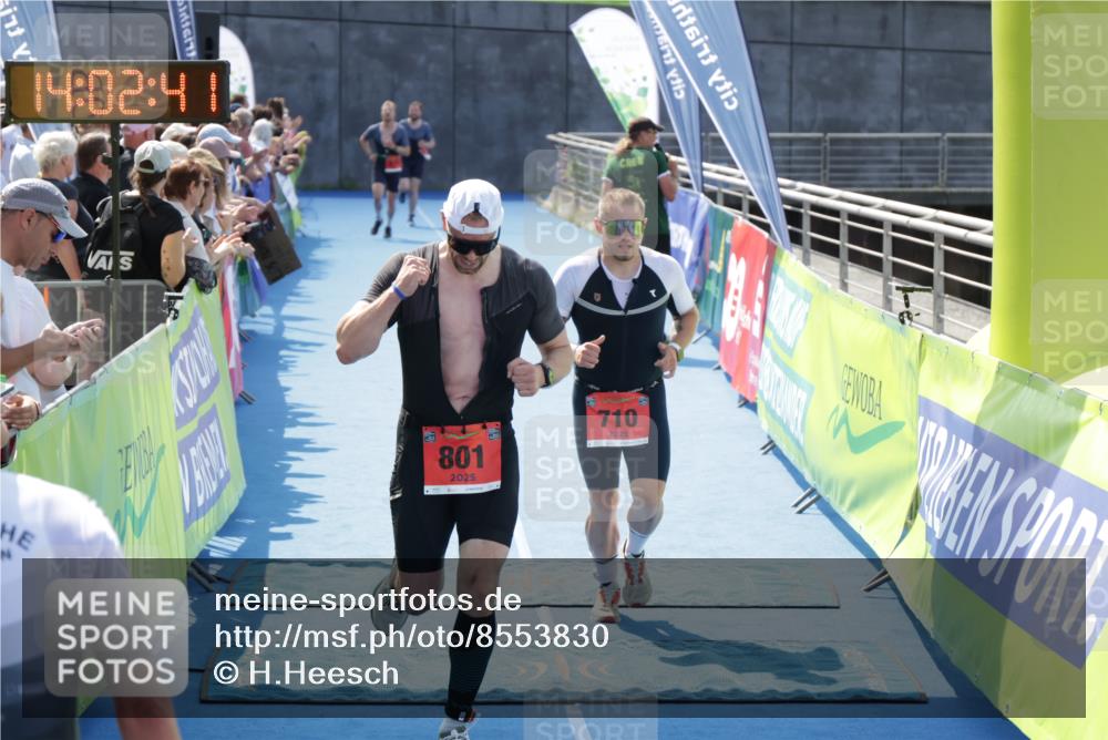 10.08.2025 - GEWOBA Citytriathlon Bremen H.Heesch http://msf.ph/oto/8553830 10.08.2025 14:02:45 Ziel 710, 801 meine-sportfotos.de