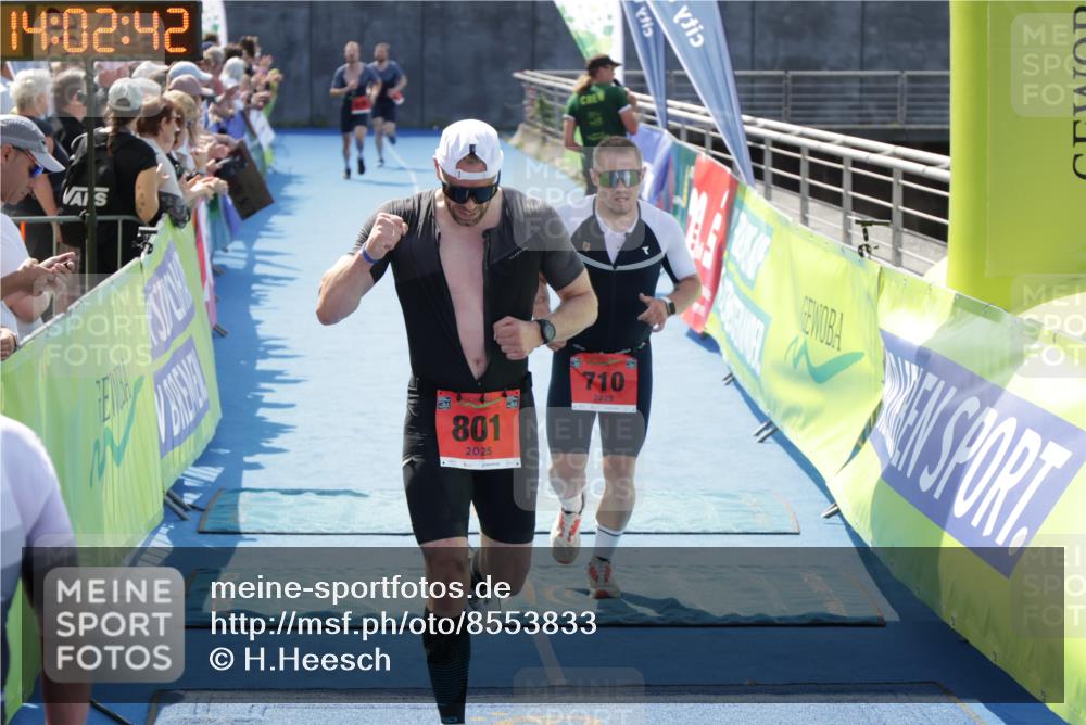 10.08.2025 - GEWOBA Citytriathlon Bremen H.Heesch http://msf.ph/oto/8553833 10.08.2025 14:02:45 Ziel 710, 801 meine-sportfotos.de