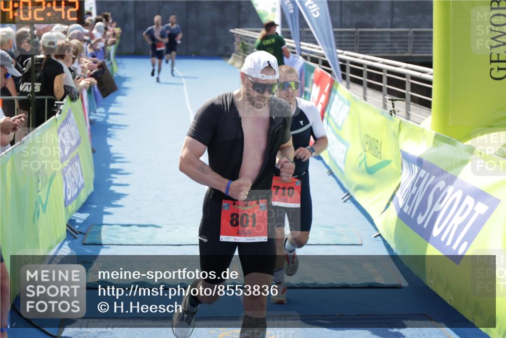 10.08.2025 - GEWOBA Citytriathlon Bremen H.Heesch http://msf.ph/oto/8553836 10.08.2025 14:02:46 Ziel 710, 801 meine-sportfotos.de