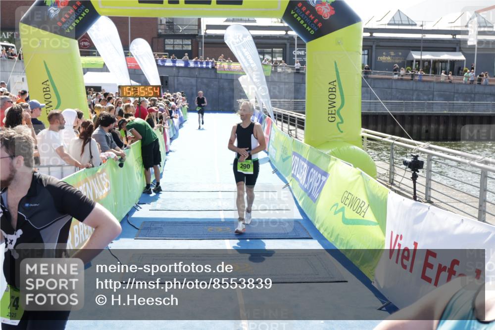 10.08.2025 - GEWOBA Citytriathlon Bremen H.Heesch http://msf.ph/oto/8553839 10.08.2025 15:15:58 Ziel 74, 290 meine-sportfotos.de