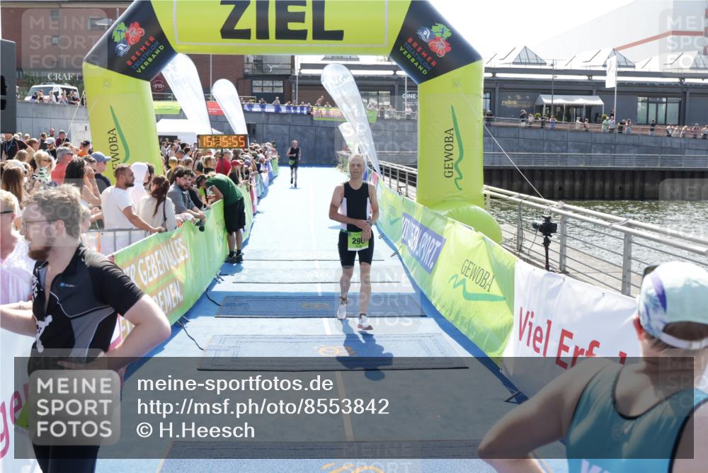 10.08.2025 - GEWOBA Citytriathlon Bremen H.Heesch http://msf.ph/oto/8553842 10.08.2025 15:15:59 Ziel 74, 290 meine-sportfotos.de