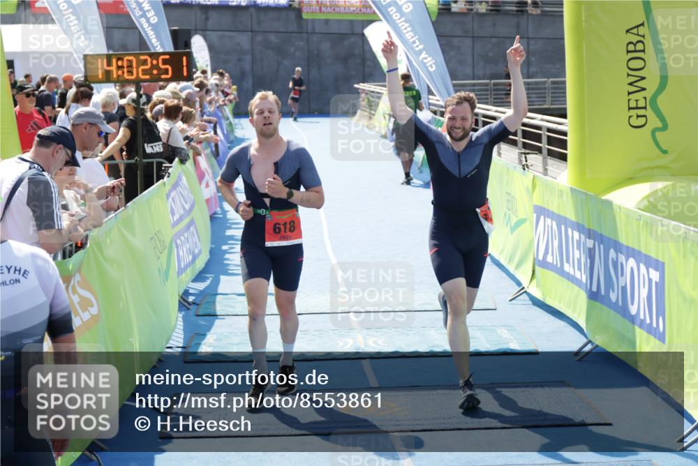 10.08.2025 - GEWOBA Citytriathlon Bremen H.Heesch http://msf.ph/oto/8553861 10.08.2025 14:02:54 Ziel 613, 618, 710 meine-sportfotos.de
