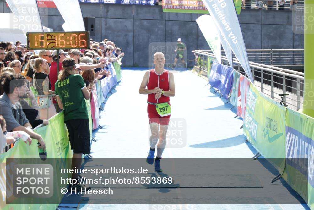 10.08.2025 - GEWOBA Citytriathlon Bremen H.Heesch http://msf.ph/oto/8553869 10.08.2025 15:16:10 Ziel 138, 297 meine-sportfotos.de