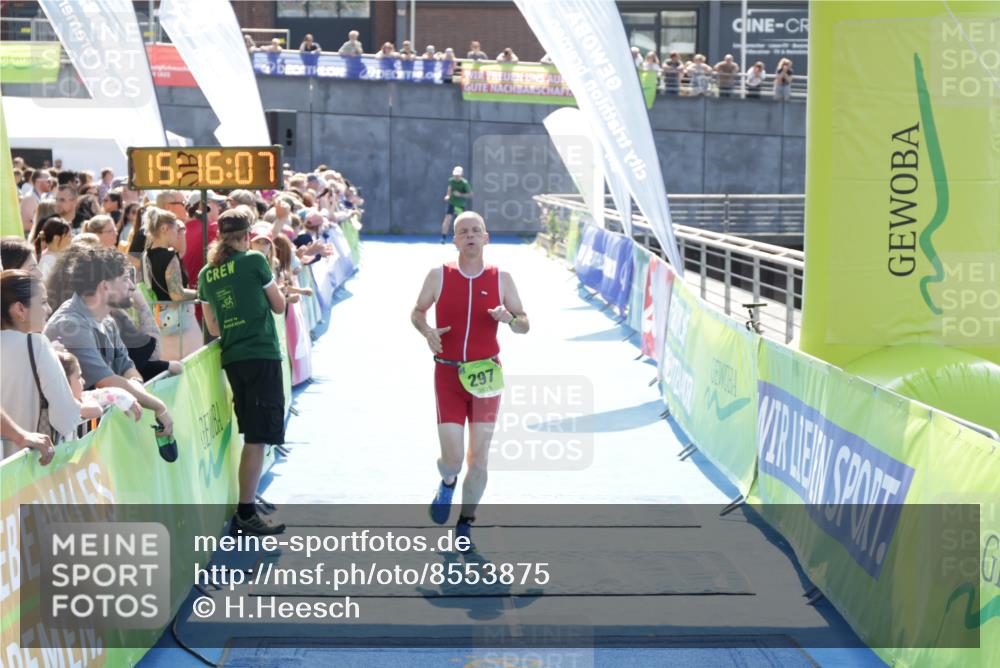 10.08.2025 - GEWOBA Citytriathlon Bremen H.Heesch http://msf.ph/oto/8553875 10.08.2025 15:16:11 Ziel 138, 297 meine-sportfotos.de