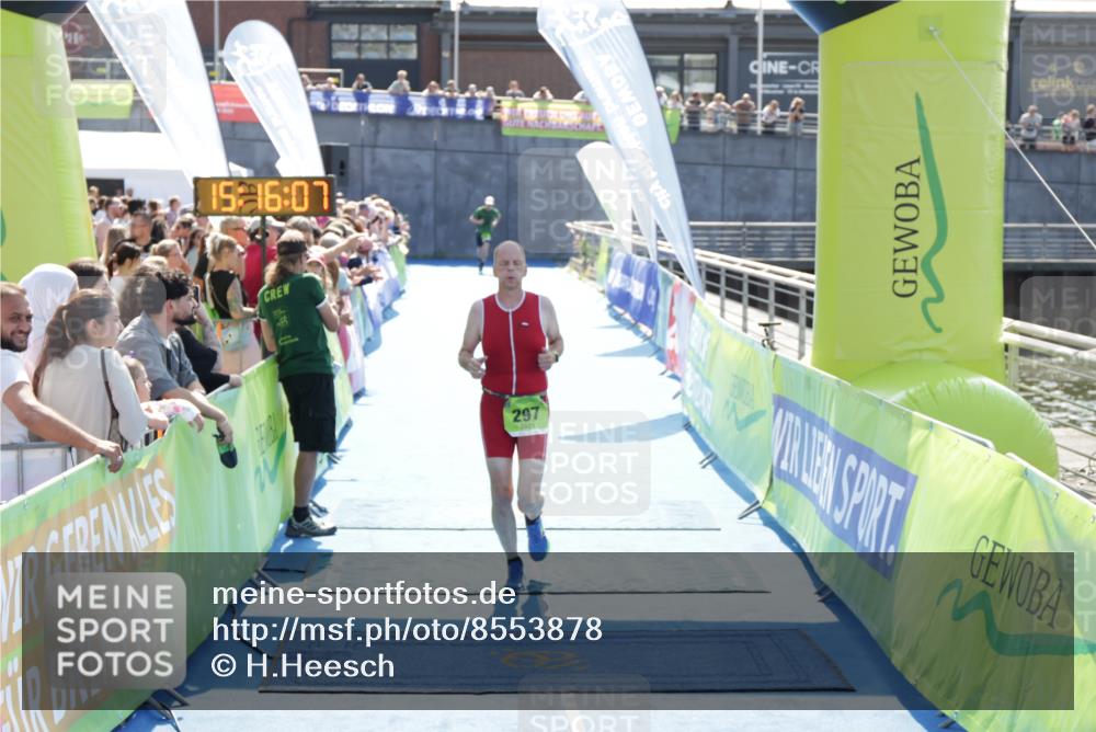 10.08.2025 - GEWOBA Citytriathlon Bremen H.Heesch http://msf.ph/oto/8553878 10.08.2025 15:16:11 Ziel 138, 297 meine-sportfotos.de