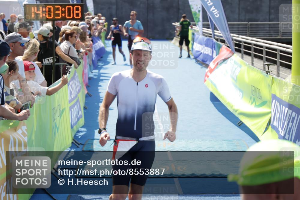 10.08.2025 - GEWOBA Citytriathlon Bremen H.Heesch http://msf.ph/oto/8553887 10.08.2025 14:03:12 Ziel 608, 644, 768, 799 meine-sportfotos.de