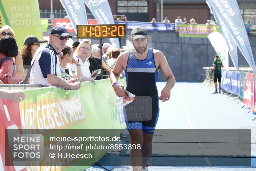 10.08.2025 - GEWOBA Citytriathlon Bremen H.Heesch http://msf.ph/oto/8553898 10.08.2025 14:03:24 Ziel 608, 786 meine-sportfotos.de