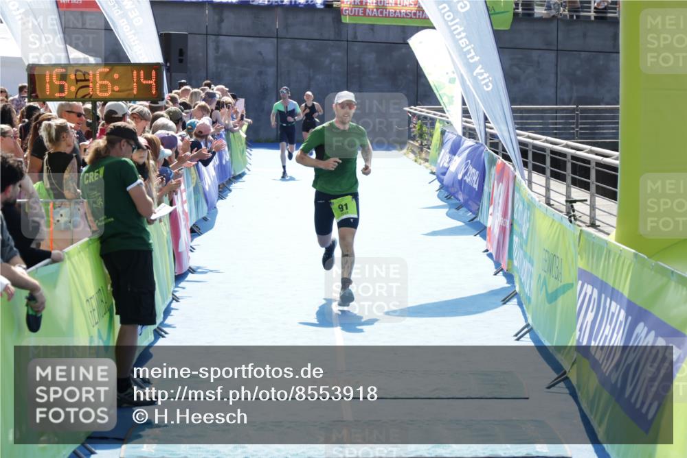 10.08.2025 - GEWOBA Citytriathlon Bremen H.Heesch http://msf.ph/oto/8553918 10.08.2025 15:16:18 Ziel 91, 297 meine-sportfotos.de