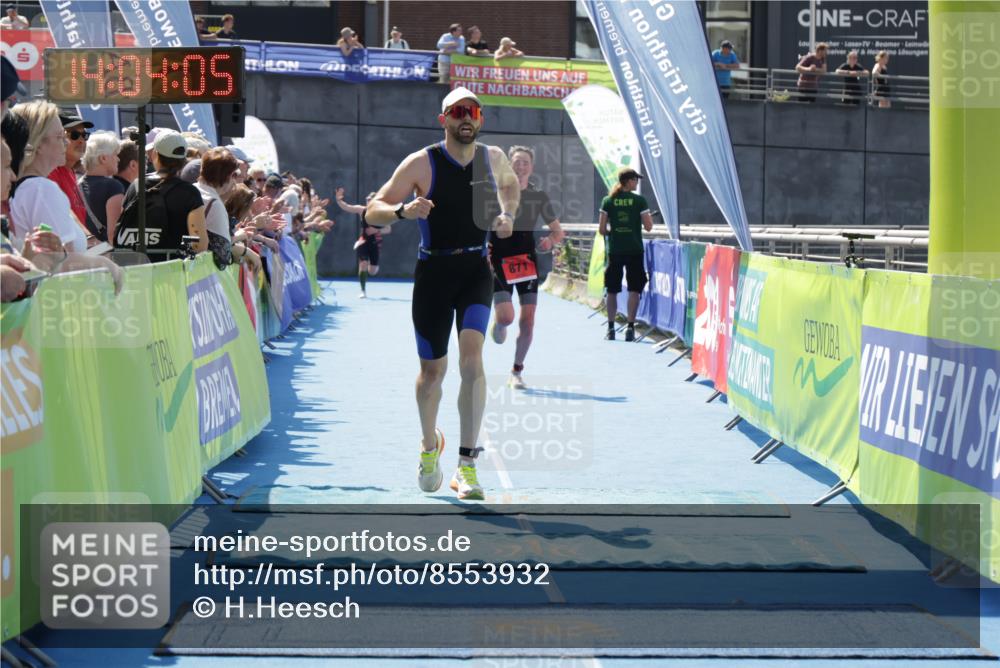 10.08.2025 - GEWOBA Citytriathlon Bremen H.Heesch http://msf.ph/oto/8553932 10.08.2025 14:04:09 Ziel 748, 871 meine-sportfotos.de