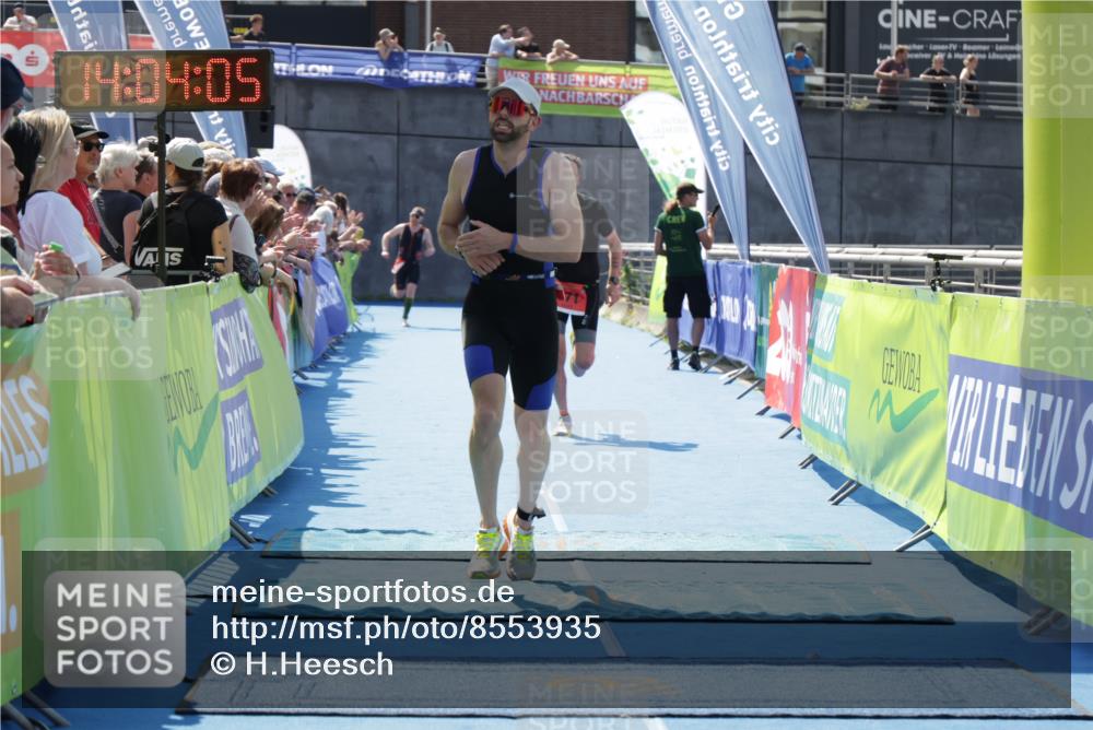 10.08.2025 - GEWOBA Citytriathlon Bremen H.Heesch http://msf.ph/oto/8553935 10.08.2025 14:04:09 Ziel 748, 871 meine-sportfotos.de
