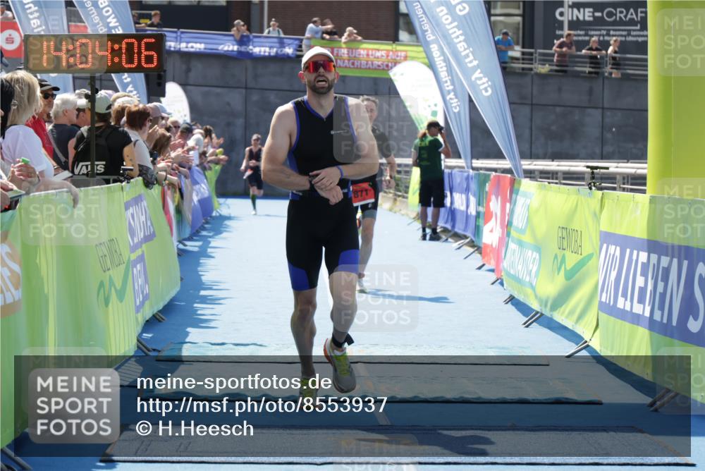 10.08.2025 - GEWOBA Citytriathlon Bremen H.Heesch http://msf.ph/oto/8553937 10.08.2025 14:04:09 Ziel 748, 871 meine-sportfotos.de