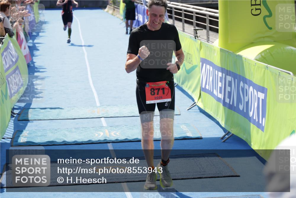 10.08.2025 - GEWOBA Citytriathlon Bremen H.Heesch http://msf.ph/oto/8553943 10.08.2025 14:04:13 Ziel 748, 871 meine-sportfotos.de