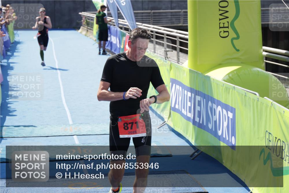 10.08.2025 - GEWOBA Citytriathlon Bremen H.Heesch http://msf.ph/oto/8553946 10.08.2025 14:04:13 Ziel 748, 871 meine-sportfotos.de