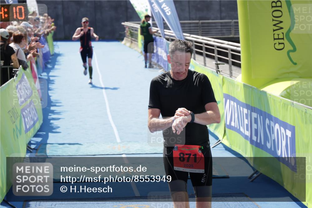 10.08.2025 - GEWOBA Citytriathlon Bremen H.Heesch http://msf.ph/oto/8553949 10.08.2025 14:04:14 Ziel 748, 793, 871 meine-sportfotos.de